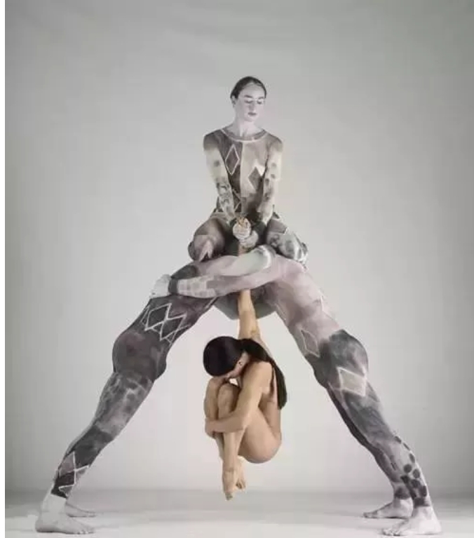 202502241740360082167976 震撼的人体艺术!
