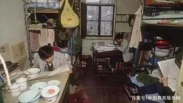 b21bb051f8198618787b454ac110ba7589d4e6c0.jpeg@f_auto 20年前的老照片告诉你那个时代的大学生们都做什