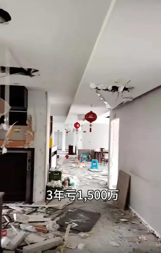 bb42-320efef7bbca3c43ce44c49b3ce7a735 中年地产人,在杭州捡倒闭餐饮店
